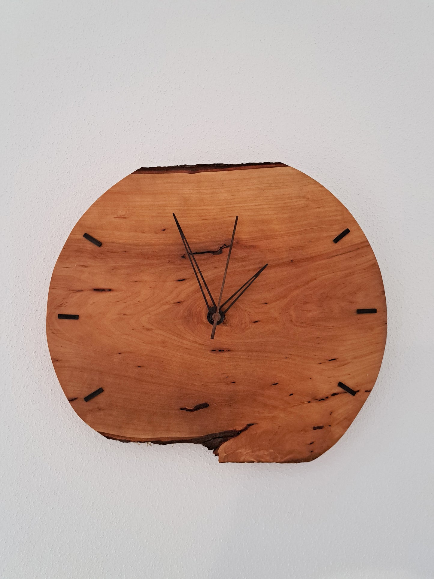 Wanduhr im rustikalen Holzdesign