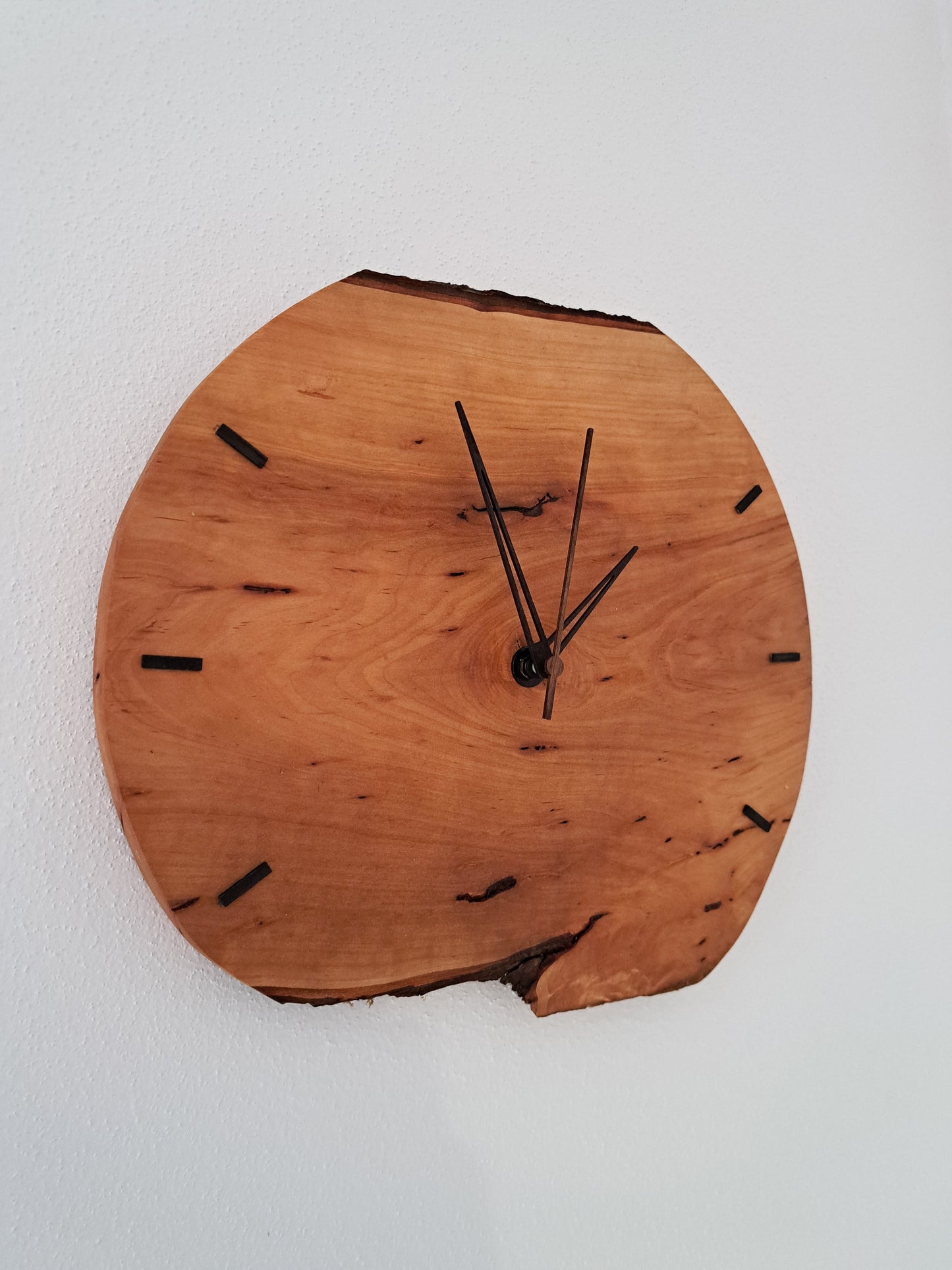 Wanduhr im rustikalen Holzdesign