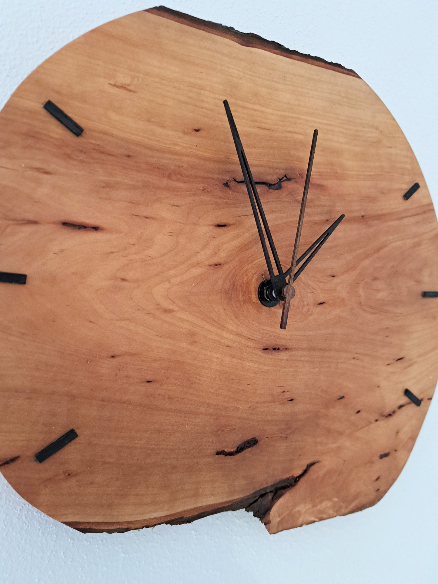 Wanduhr im rustikalen Holzdesign