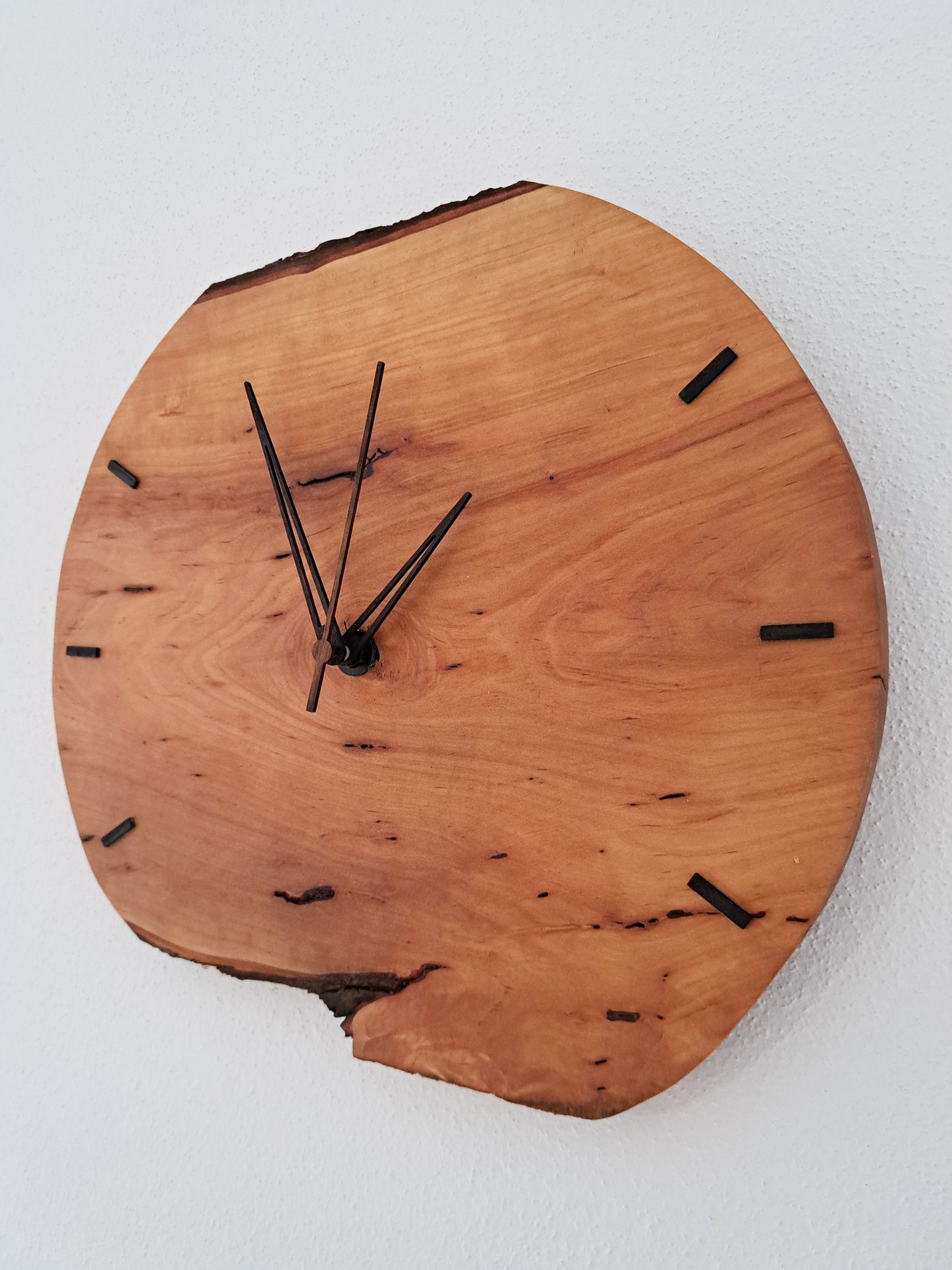 Wanduhr im rustikalen Holzdesign
