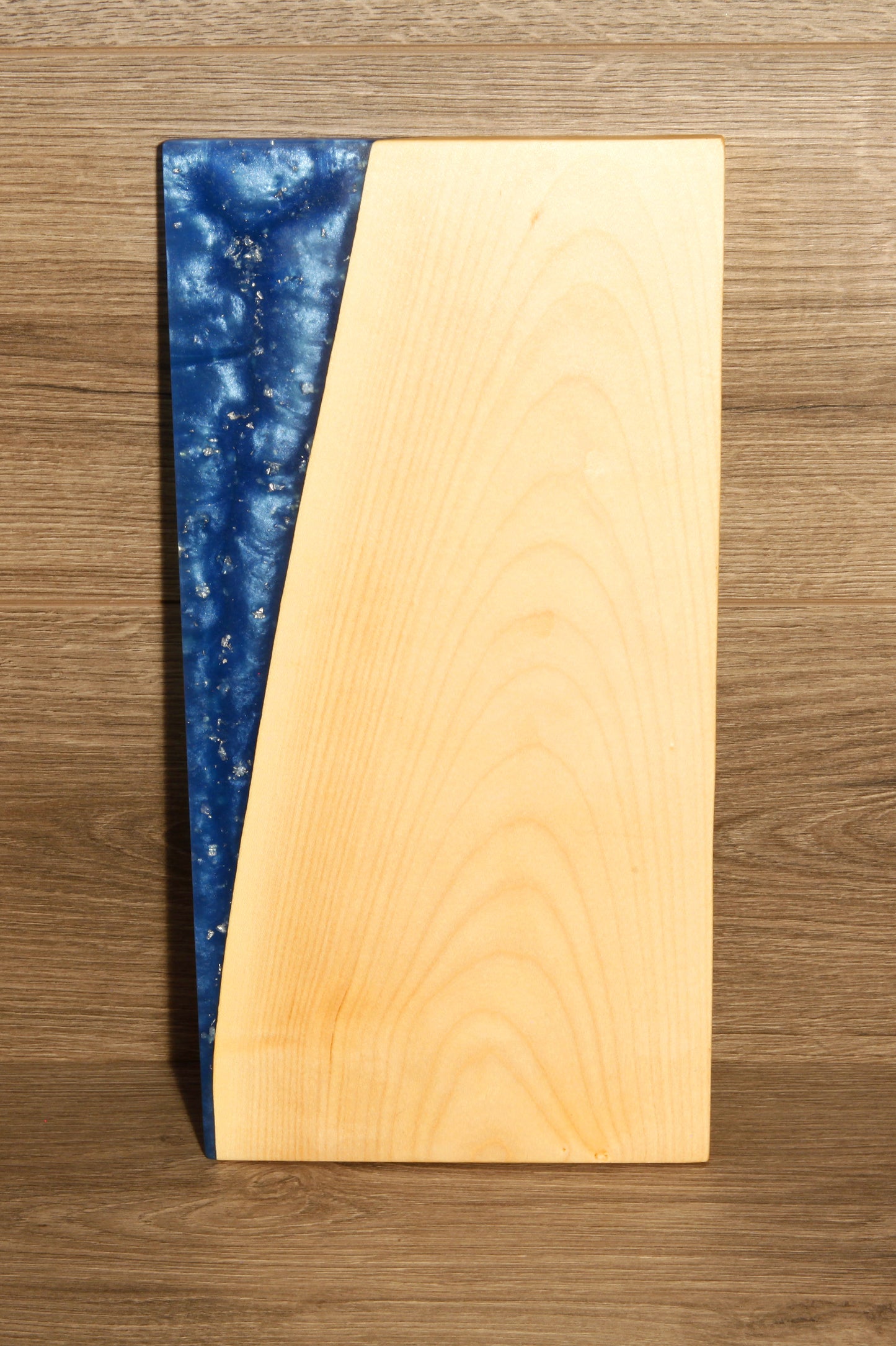 Epoxy Schneidebrett aus hellem Eschenholz