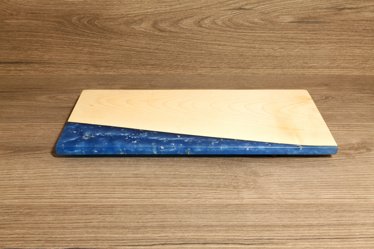 Epoxy Schneidebrett aus hellem Eschenholz