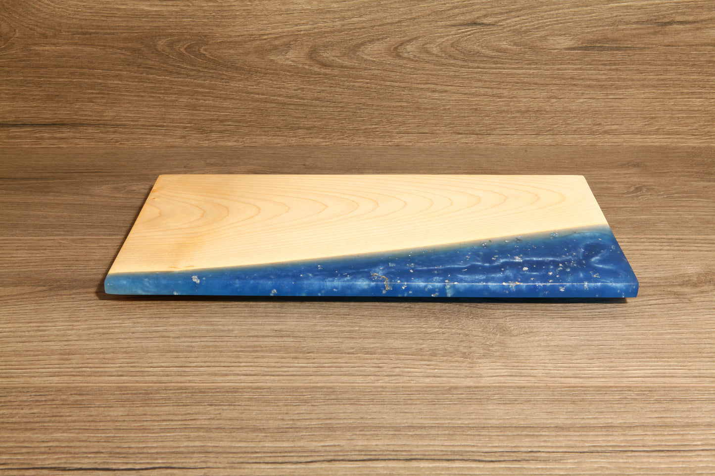 Epoxy Schneidebrett aus hellem Eschenholz