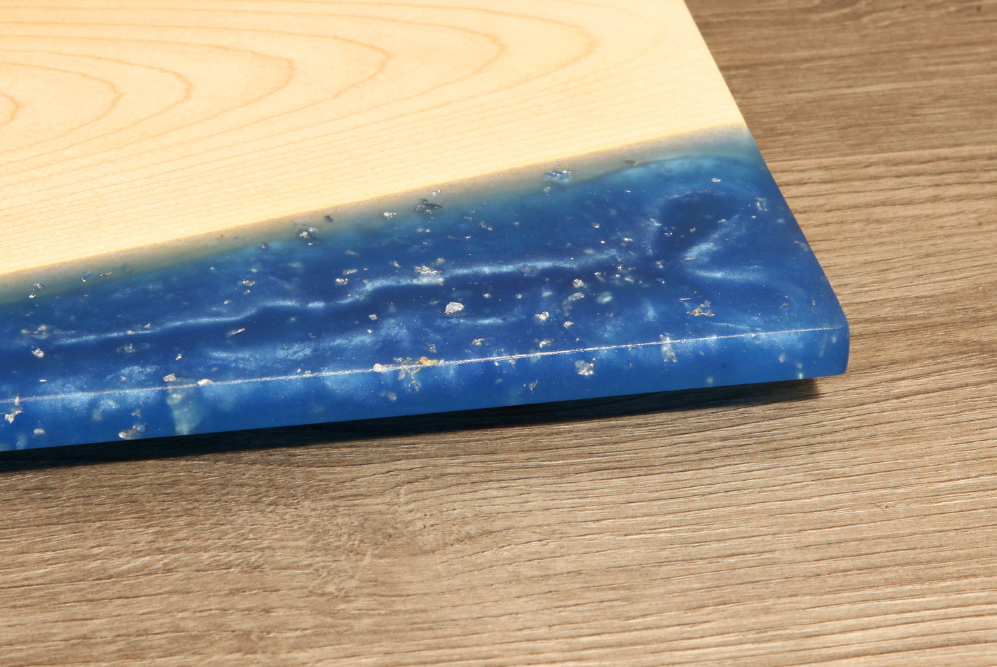 Epoxy Schneidebrett aus hellem Eschenholz