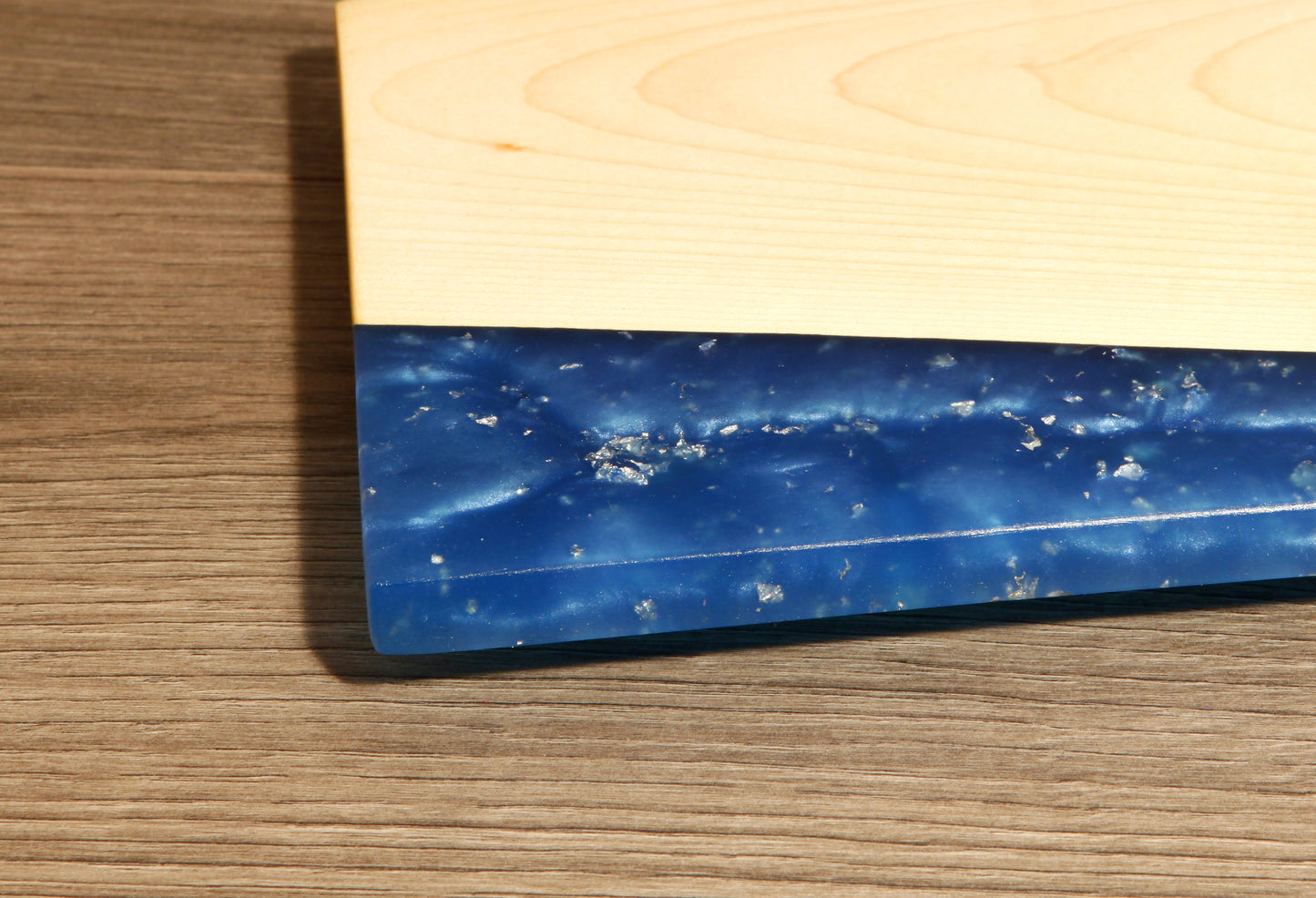 Epoxy Schneidebrett aus hellem Eschenholz