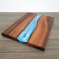 Epoxy Schneidebrett aus Nussholz mit blauem Epoxidharz