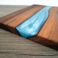 Epoxy Schneidebrett aus Nussholz mit blauem Epoxidharz