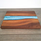 Epoxy Schneidebrett aus Nussholz mit blauem Epoxidharz
