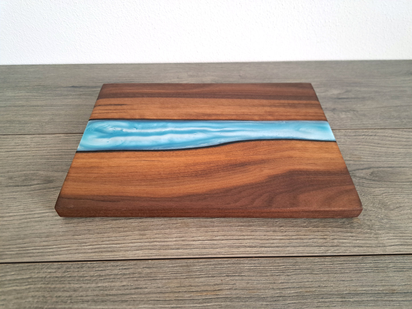 Epoxy Schneidebrett aus Nussholz mit blauem Epoxidharz