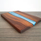 Epoxy Schneidebrett aus Nussholz mit blauem Epoxidharz