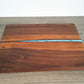 Epoxy Schneidebrett aus Nussholz mit blauem Epoxidharz