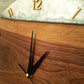 Wanduhr aus Walnussholz und weißem Epoxidharz