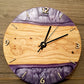 Wanduhr aus Walnussholz und pinkem Epoxidharz