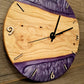Wanduhr aus Walnussholz und pinkem Epoxidharz